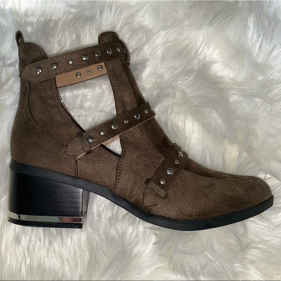 🔥 Brand New Ankle Block Heel Booties w/ Studs NWOT🔥 - Picture 2 of 6